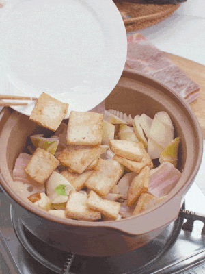 依次下春筍、豆腐，開水沒過食材。