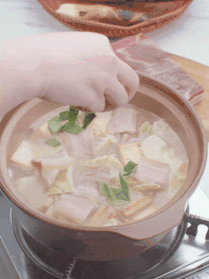 一小撮鹽、糖、雞精調(diào)味，最后撒點蒜葉點綴。