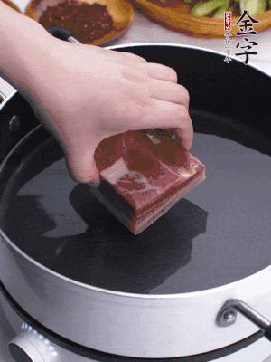 金字淡咸肉冷水入鍋煮15分鐘。