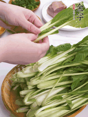 小青菜掰成一片片。