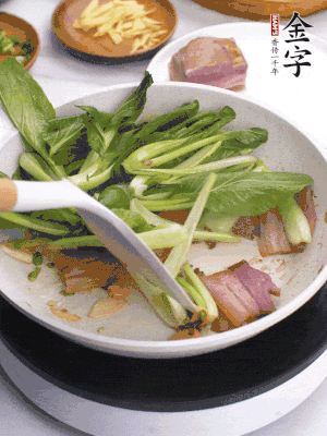 下小青菜翻炒，菜梆子變軟時，撒一點鹽、雞精調味。