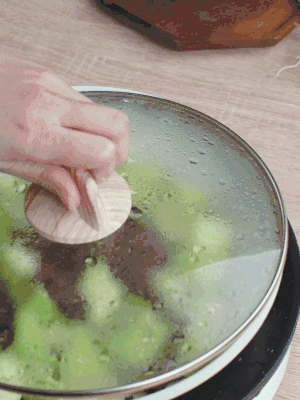 西葫蘆略出水時(shí)，加一小撮鹽調(diào)味。