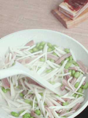 下茭白絲、青豆翻炒。