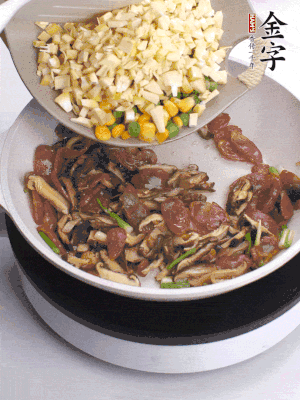 鍋里熱油，爆香蔥白，下香腸片炒至微微出油，加時(shí)蔬粒、香菇粒、春筍粒翻炒均勻。