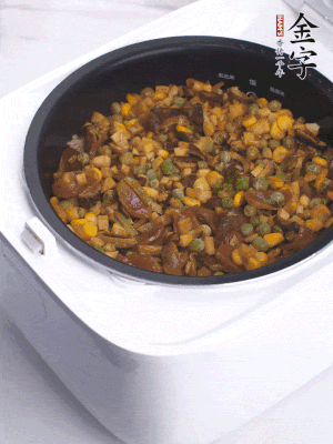 電飯煲按煮飯鍵，出鍋撒蔥花。