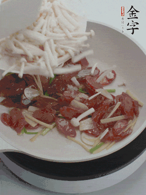 放白玉菇、青紅辣椒、雞蛋。