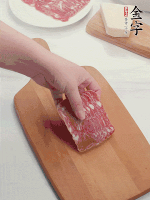 金字培根火腿改刀切小片；白洋蔥切??；新鮮豌豆剝殼。