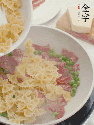 1小勺鹽調(diào)味，混合一起燉煮一下。