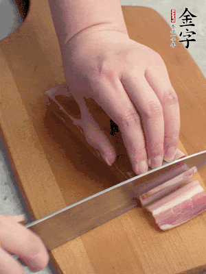百合切去頭尾，分開洗凈;咸肉切薄片。