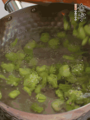鍋中水沸，放一撮鹽，下蠶豆豆瓣焯3分鐘，下百合，3秒撈出，一起撈出瀝水。