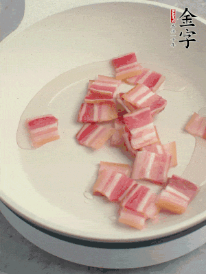 鍋中少許油，金字淡咸肉煸香。