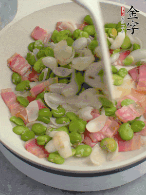 放蠶豆豆瓣、百合炒勻。