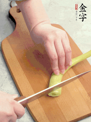 蔥切段，姜切絲，辣椒斜切成塊。