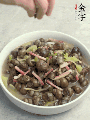 出鍋，撒點(diǎn)蔥花。