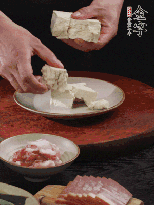 一塊老豆腐掰成大塊。