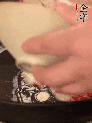 豬油潤鍋，下辣椒、大蒜、火腿片煸香。