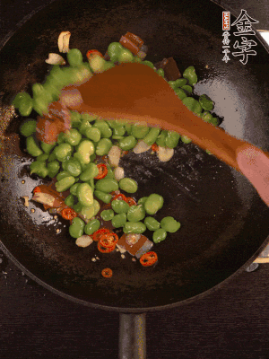 再下蠶豆煸炒，加1勺料酒調味。