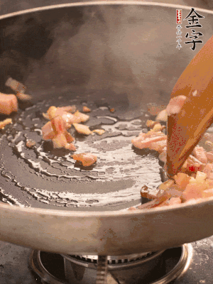 熱油爆香大蒜粒，煸香咸肉丁，淋一勺黃酒調味。