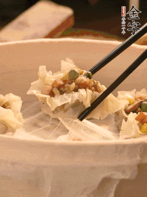包好的燒賣放在蒸籠上，水開后蒸8分鐘左右。
