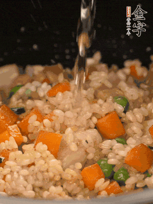 把食材轉(zhuǎn)移到電飯鍋中，倒入點(diǎn)清水，正常煮飯。