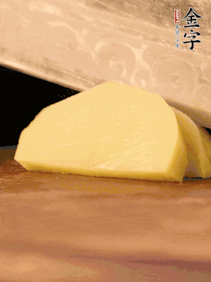 土豆去皮切丁。水開后，放入鍋中煮2-3分鐘，撈出瀝干水分。