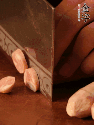金字烤腸切圓片。