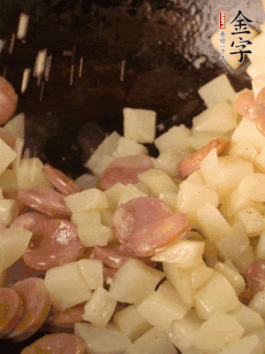 再放烤腸片煎熟。撒點(diǎn)鹽、孜然粉、辣椒面。