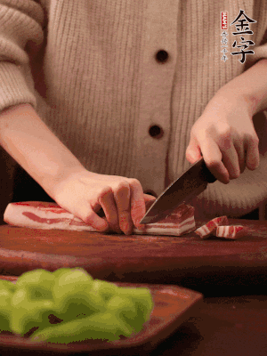 金字淡咸肉切片，冷水入鍋，加姜片、料酒略焯水。同步，五花肉切塊焯水。