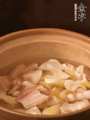 春筍、咸肉、咸肉一起入砂鍋，加姜片、料酒、清水大火煮沸到湯色變白。轉小火慢篤半小時。