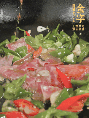 再下蒸炒火腿煸炒，加少許白糖提鮮。