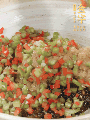 XO醬、蒜蓉醬、青紅椒粒攪拌成醬料。