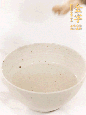 羊肚菌流水洗凈2遍后，溫水泡發(fā)15-20分鐘。