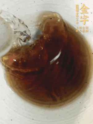 黃酒中加清水、蒸魚豉油、白砂糖混合均勻。