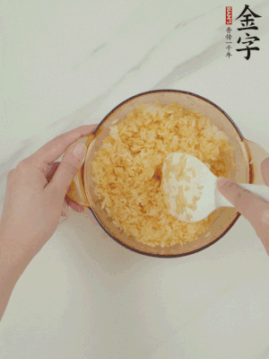 隔夜剩米飯加蛋黃攪拌均勻。