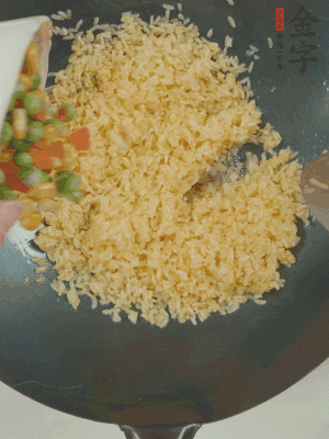 下豌豆粒、胡蘿卜粒、玉米粒。（買(mǎi)現(xiàn)成冷凍的雜菜即可，非常方便）