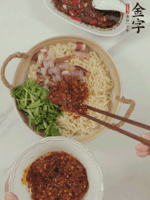 在面上鋪魷魚、香菜、金字火腿大師醬。