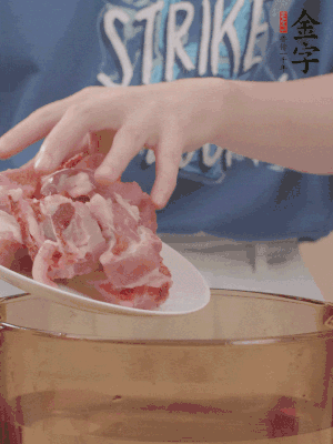 排骨剁小塊，加姜片、料酒沸水下鍋焯水。