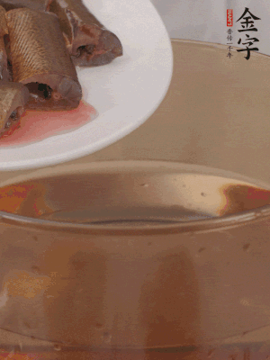 處理干凈的黃鱔段，加姜片、料酒沸水下鍋焯水。撈出用涼水沖洗干凈。