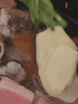加姜片、蔥結(jié)、料酒。
