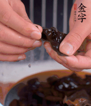木耳冷水泡發(fā)，處理成小塊。（如果是小木耳就不用切了）