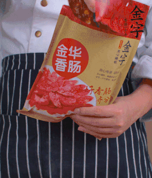 香腸切成斜片，小米辣切成斜片。
