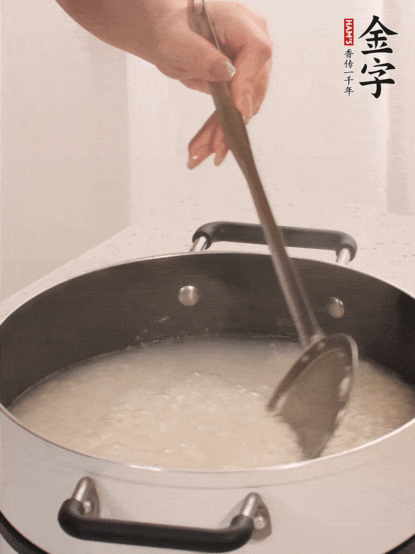 香菇、土豆、胡蘿卜、金字土香腸切小塊。
