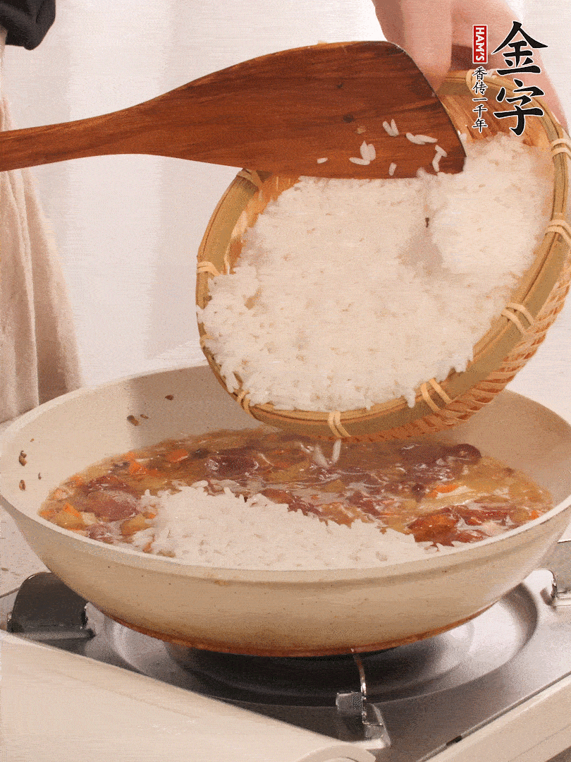 熱鍋燒油，香腸煸出油，加姜片去腥，加土豆、胡蘿卜、香菇翻炒到半熟，隨后加豆角、2小勺鹽、1大勺生抽，煸炒均勻。