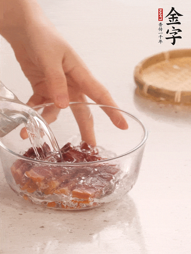 金字火腿切片，溫水泡5分鐘。