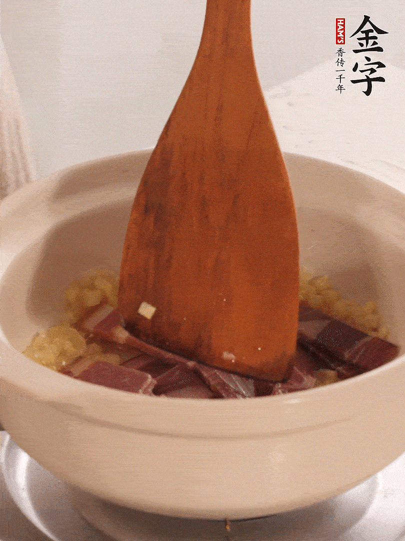加熱水，加入白菜蓋上蓋子煨煮3分鐘。