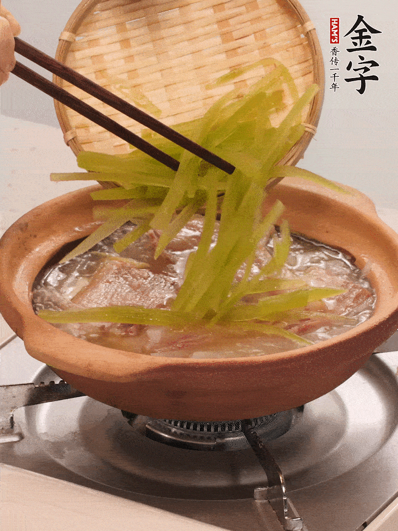 倒入熱水煮開后，轉(zhuǎn)小火燉煮10分鐘，呈奶白色湯底。