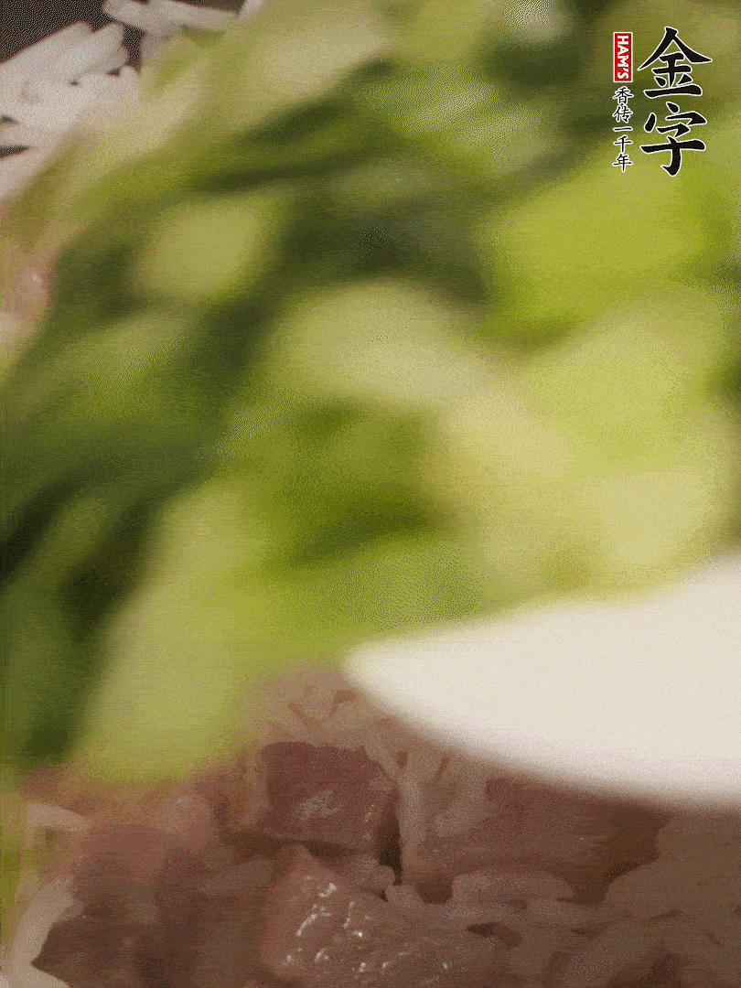 將燜煮好的米飯，倒入炒熟的蔬菜中，翻炒均勻鍆繼續(xù)燜煮5分鐘