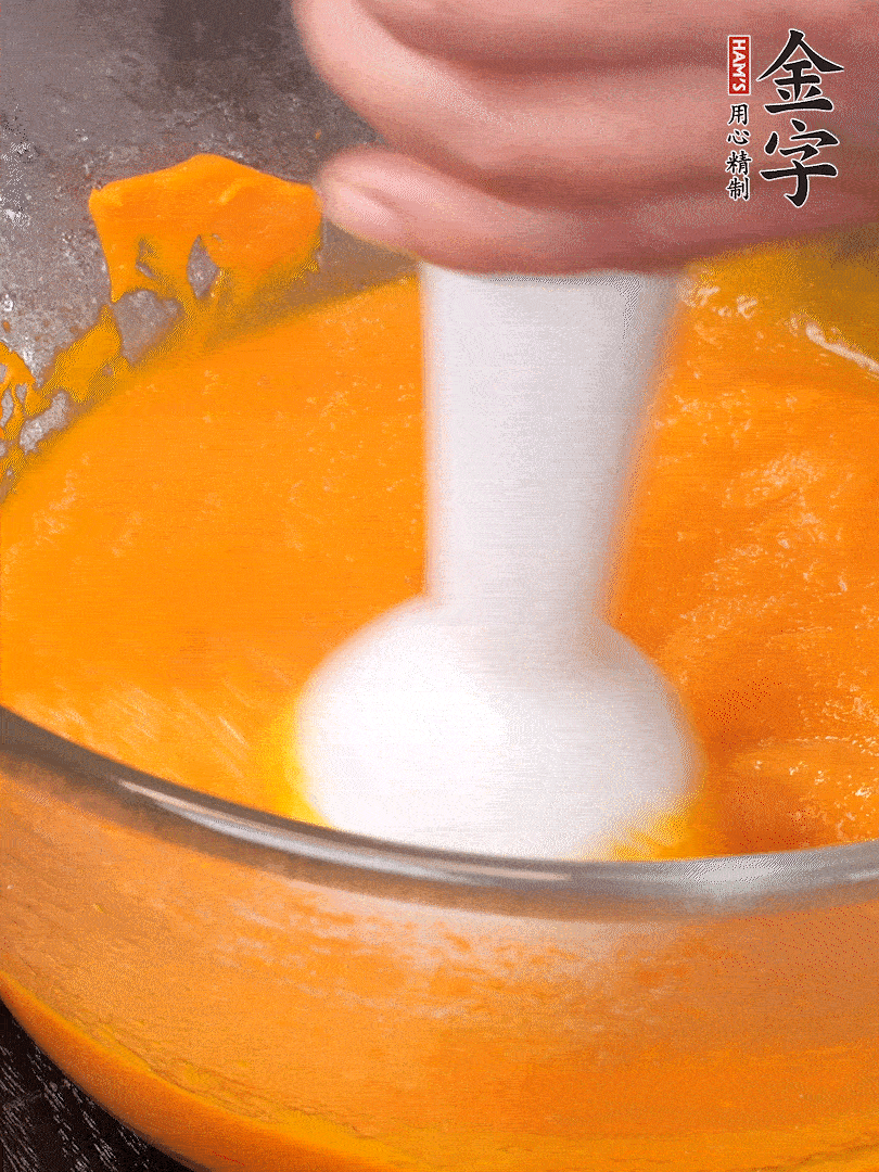 300g南瓜，去皮去瓤切滾刀塊，大火蒸8分鐘，料理機(jī)打成泥，篩網(wǎng)過篩成泥