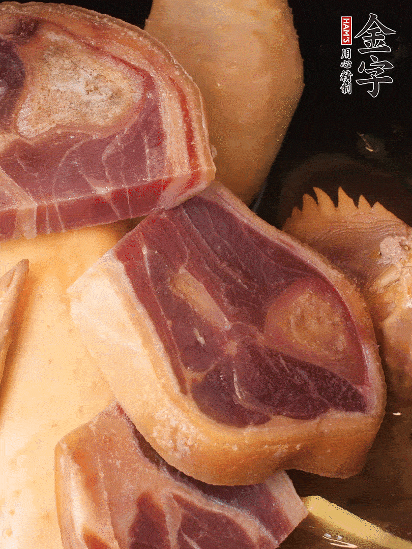 火踵、老母雞加蔥、姜、料酒、清水，大火燒開后轉(zhuǎn)小火，燉1小時(shí)