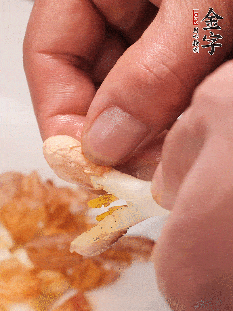 花生芽切段。開水焯水1分鐘，去掉頂部的花生皮
